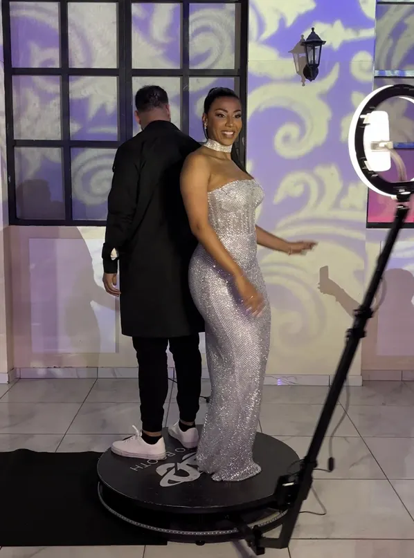 Un couple élégant prend la pose sur le videobooth 360° lors d'une soirée d'anniversaire