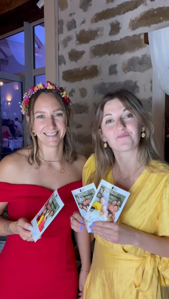 Deux invitées d'un mariage montrent fièrement leurs tirages photobooth