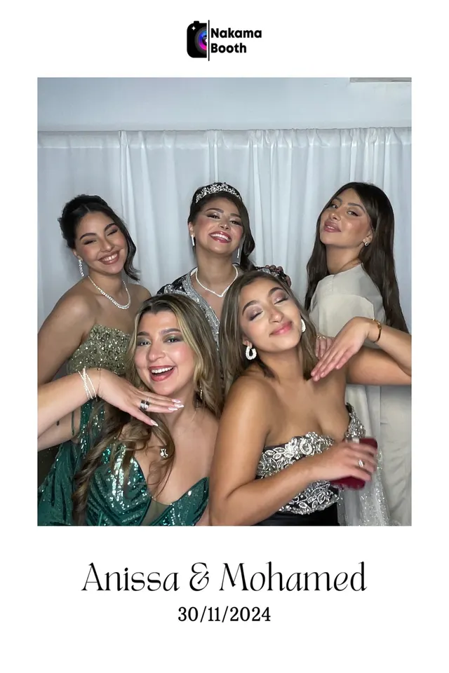 Tirage photobooth 10x15 du mariage d'Anissa et Mohamed : la mariée et ses amies posent en riant